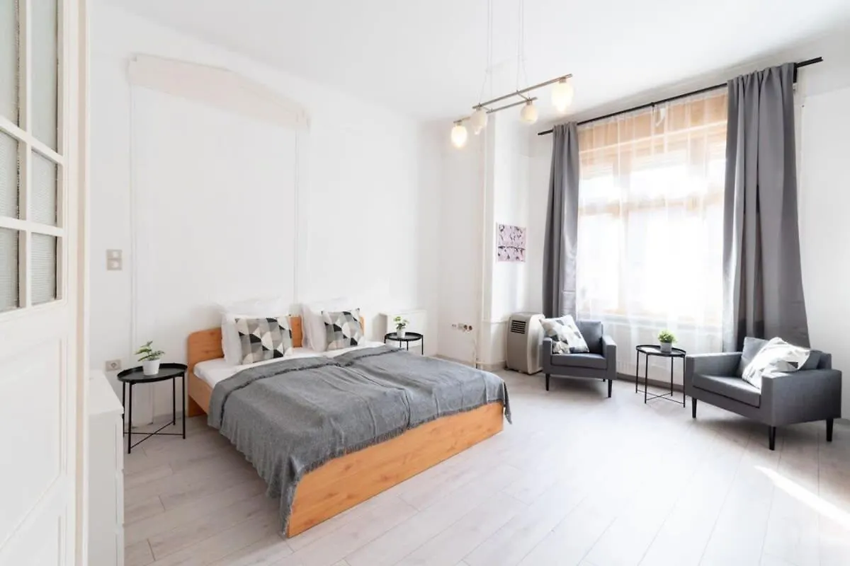 Spacious And Comfy Very Central Apartment Budapest